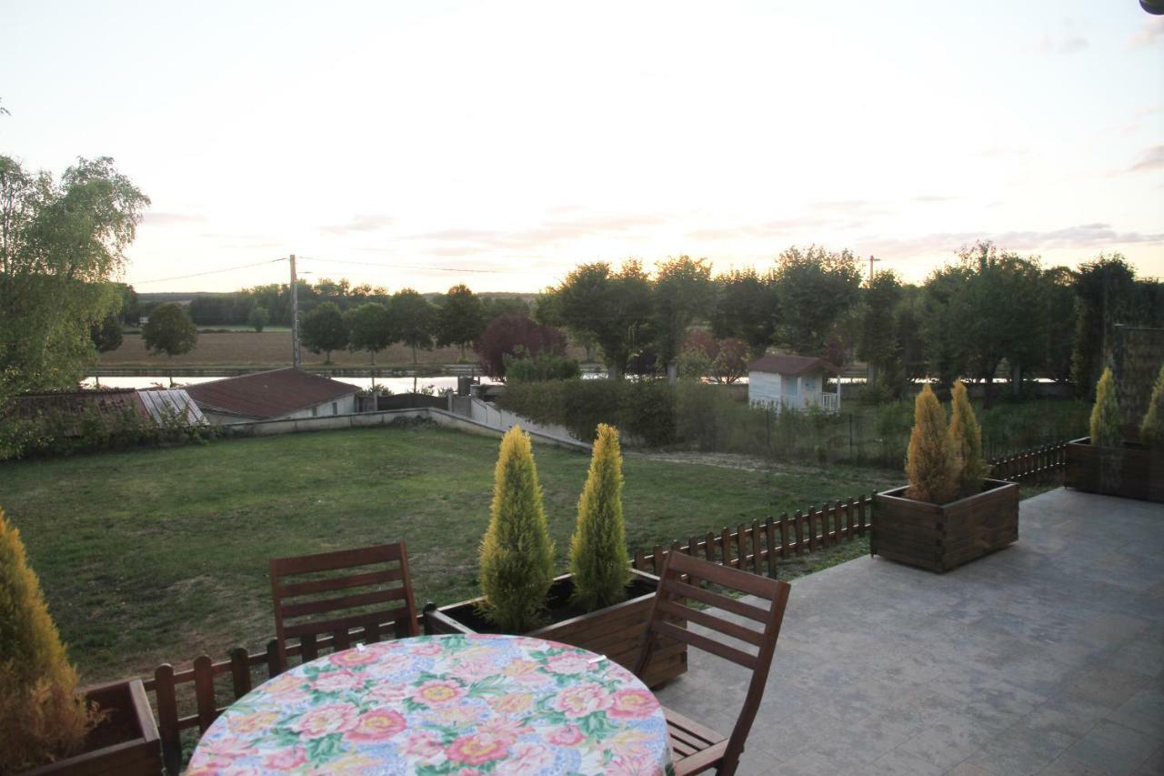 La Maison Et Son Jardin Sur Le Canal De Bourgogne Ravieres Ngoại thất bức ảnh